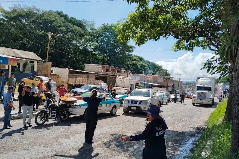 Choque entre taxi, camioneta y motocicleta moviliza a bomberos en Ocosingo