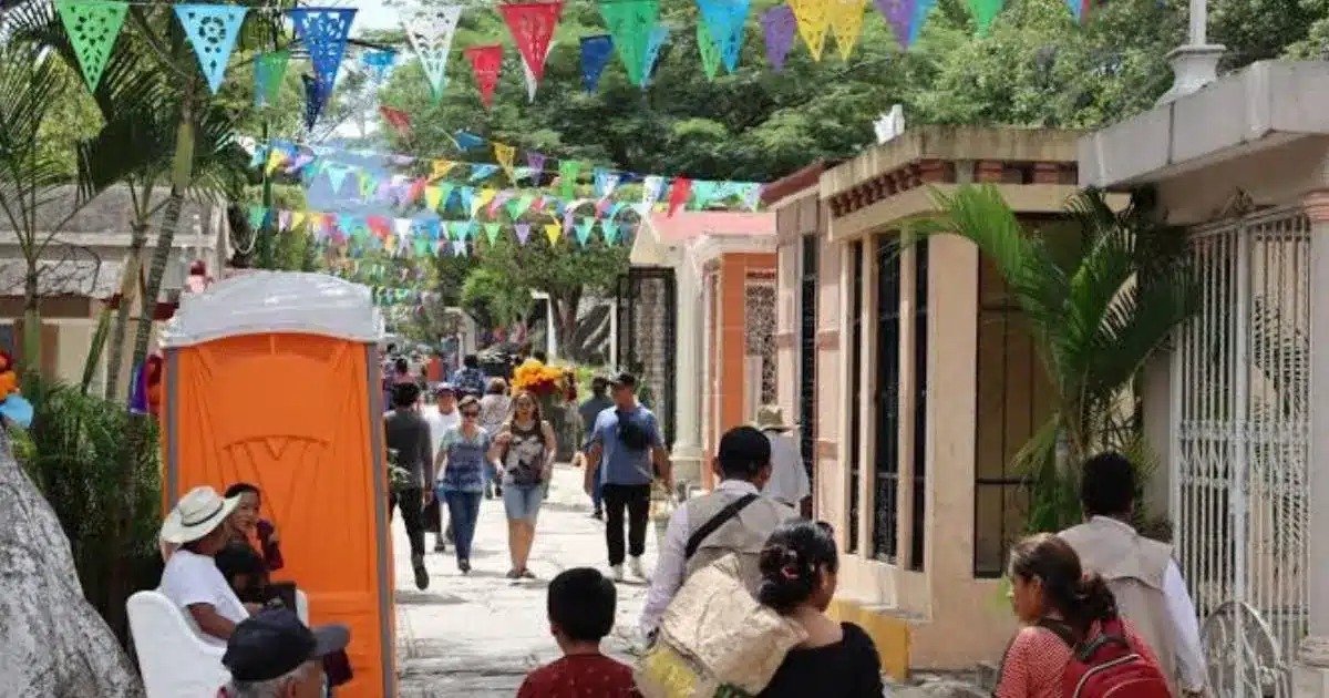 Chulean los panteones en Tuxtla: limpian los siete cementerios para recibir a miles el 1 y 2 de noviembre