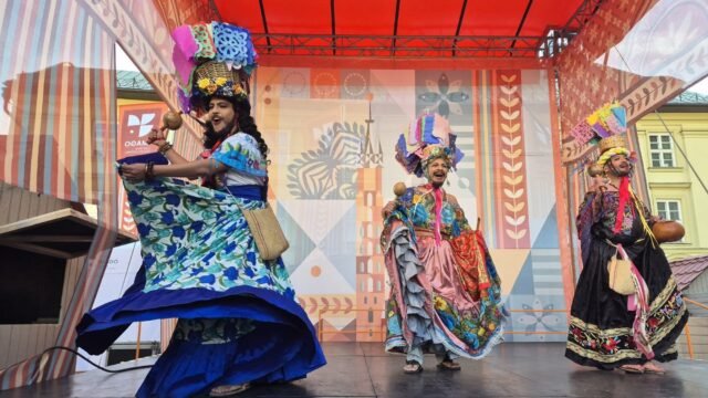 Chuntás de Chiapa de Corzo bailan en Cracovia con la pandilla de la Tía They