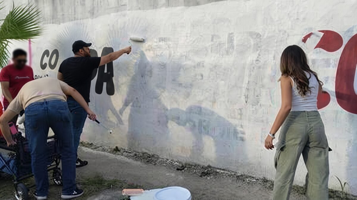 Ciudadanos borran propaganda política de bardas y lonas en Tuxtla Gutiérrez