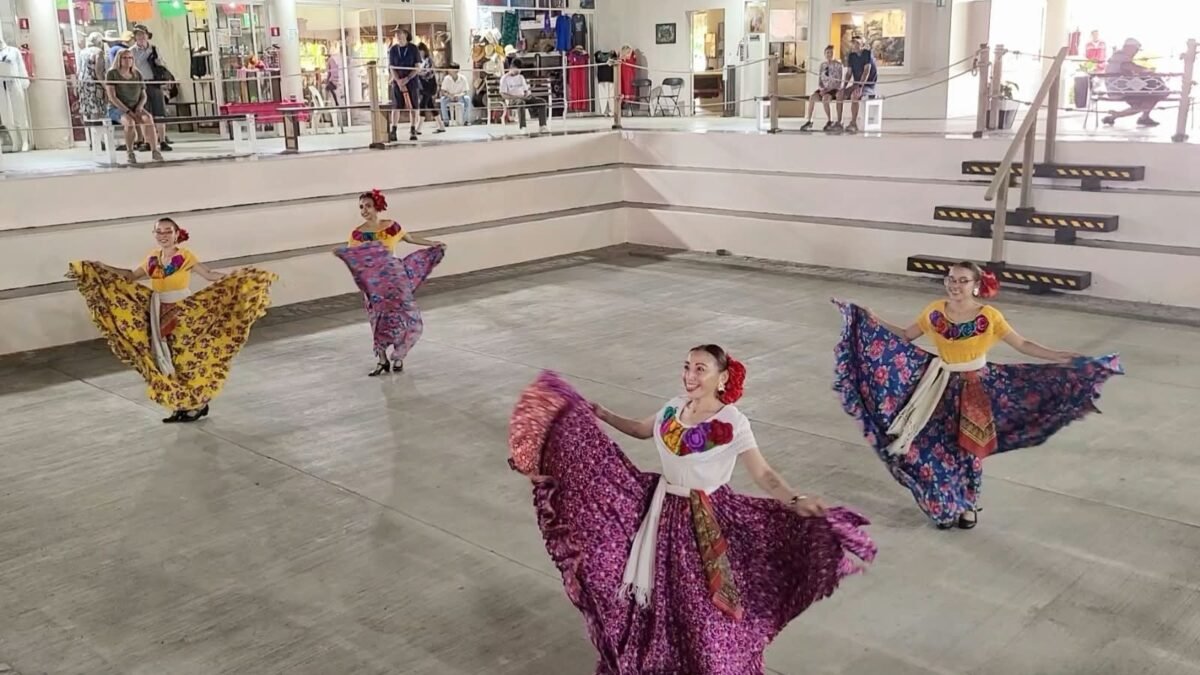 Colectivo chiapaneco recibe con danza a turistas del crucero Eurodam en Puerto Chiapas