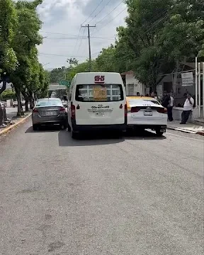 Colectivo de la ruta 128 impacta a dos vehículos en el bulevar Fidel Velázquez de Tuxtla Gutiérrez