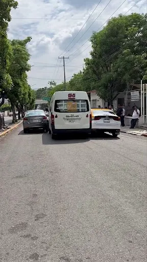 Colectivo de la ruta 128 impacta a dos vehículos en el bulevar Fidel Velázquez de Tuxtla Gutiérrez