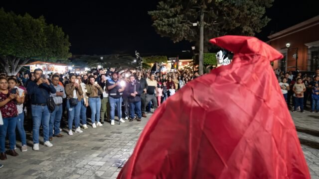 Comitán se ilumina con encendido de velas y luces por el Día de Muertos