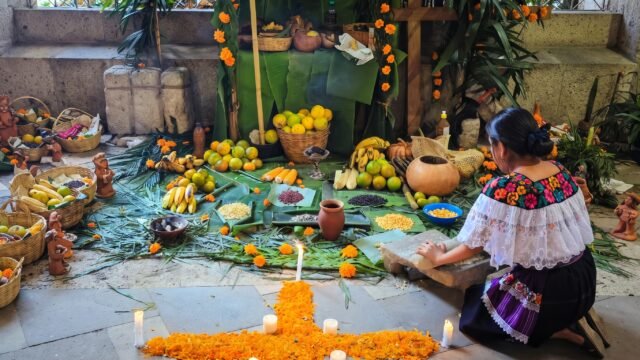 Con maíz, plátanos y cempasúchil: Petalcingo mantiene vivo el altar ch’ol de muertos
