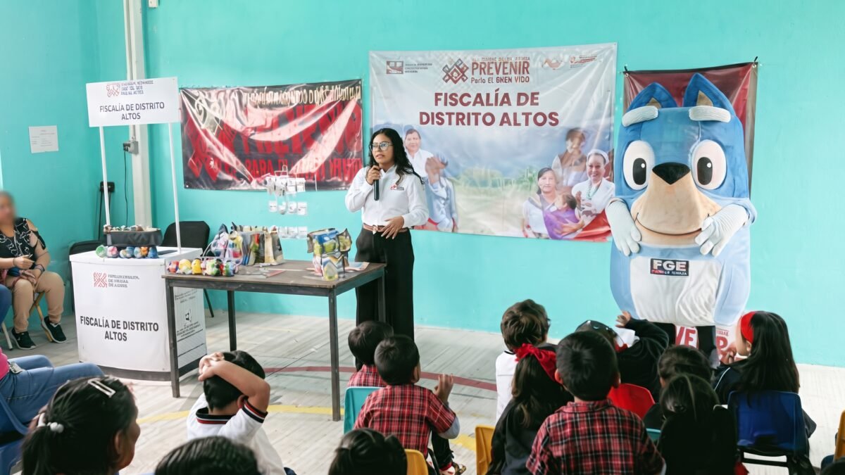 Con mascota y pláticas en las aulas: Fiscalía lleva prevención a niños y bachilleres en San Cristóbal