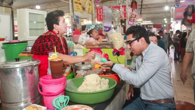 Con pozol en mano: Francisco Amadeo Espinosa recorre el Juan Sabines y pide consumir local