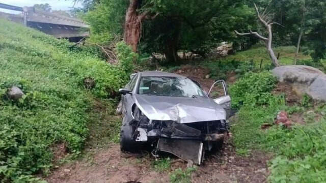 Conductor resulta herido tras volcar en carretera Pijijiapan-Tonalá
