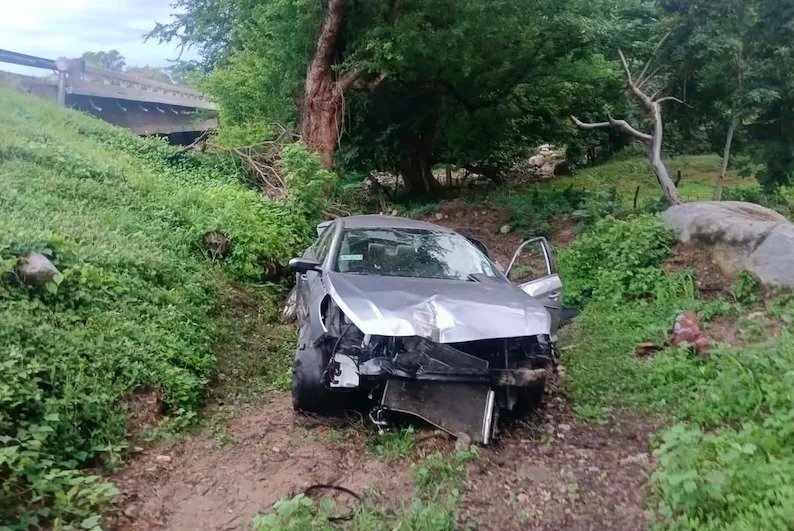 Conductor resulta herido tras volcar en carretera Pijijiapan-Tonalá