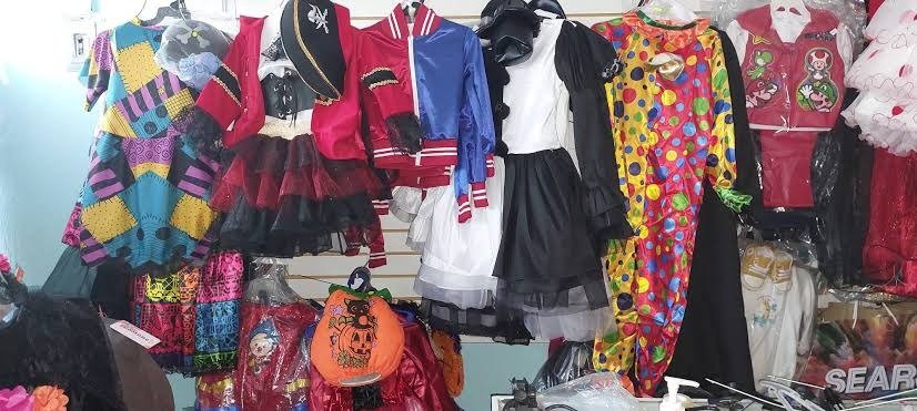 Cosen día y noche en San Roque: dos hermanos visten a Tuxtla de catrinas y lloronas