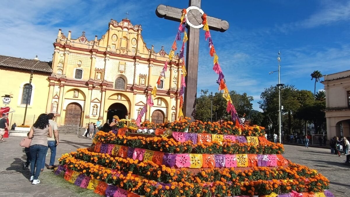 Cruz, copal y pox sagrado: así recibe el altar maya a los muertos en Chiapas