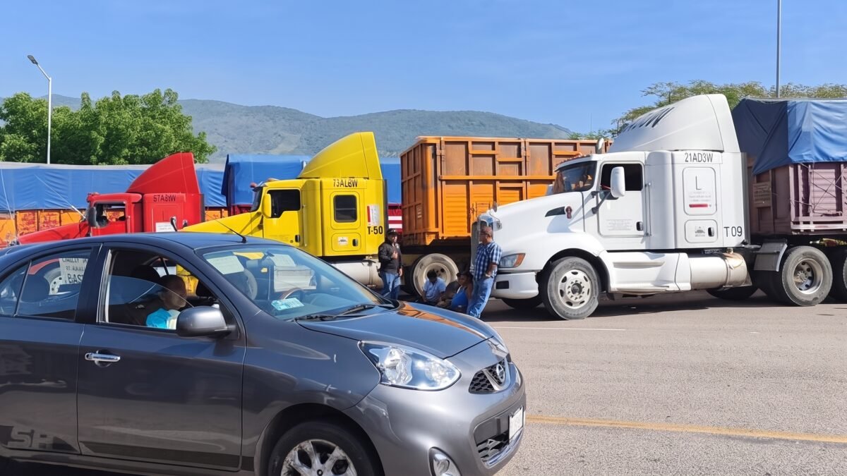 De 33 a 105 pesos: transportistas se plantan en caseta de Tuxtla contra el tarifazo