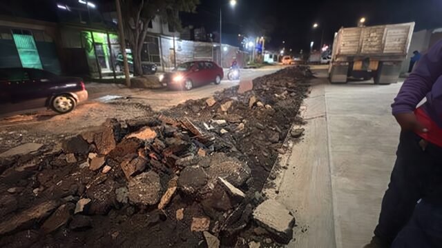 ¡De noche y sin frenar el tráfico!: bachean el Periférico Norte en San Cristóbal