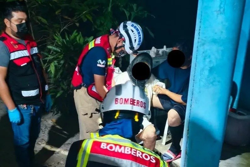 ¡De su propia altura al hospital!: mujer se parte la pierna tras caer en su casa en Villaflores