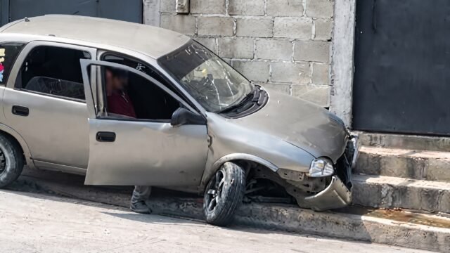 Deja el Chevy embarrado en una casa de Santa Cruz y se pela a pie en Tuxtla