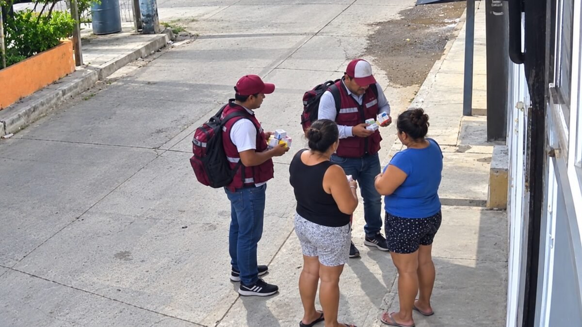 Denuncian venta ilegal de medicamentos casa por casa en colonias de Arriaga