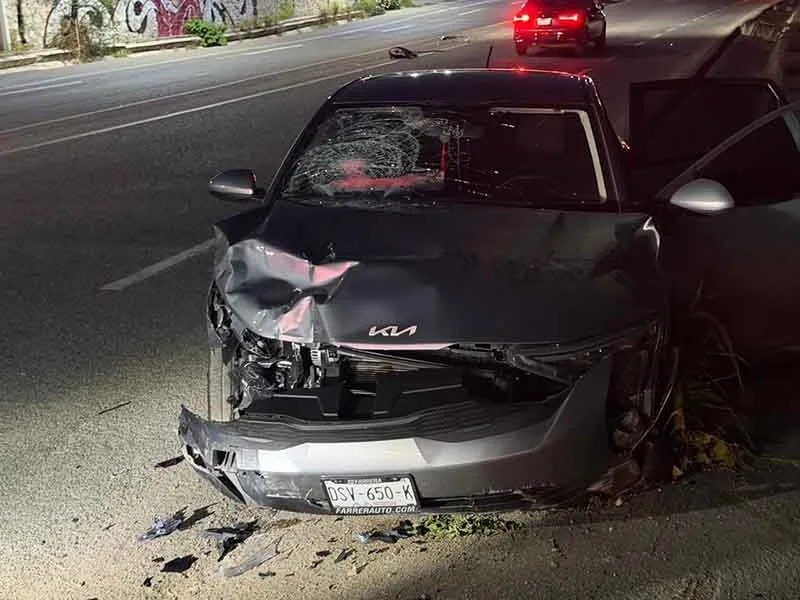 Desata carambola con vuelta en U: embiste a un Kia y luego a una moto en La Angostura