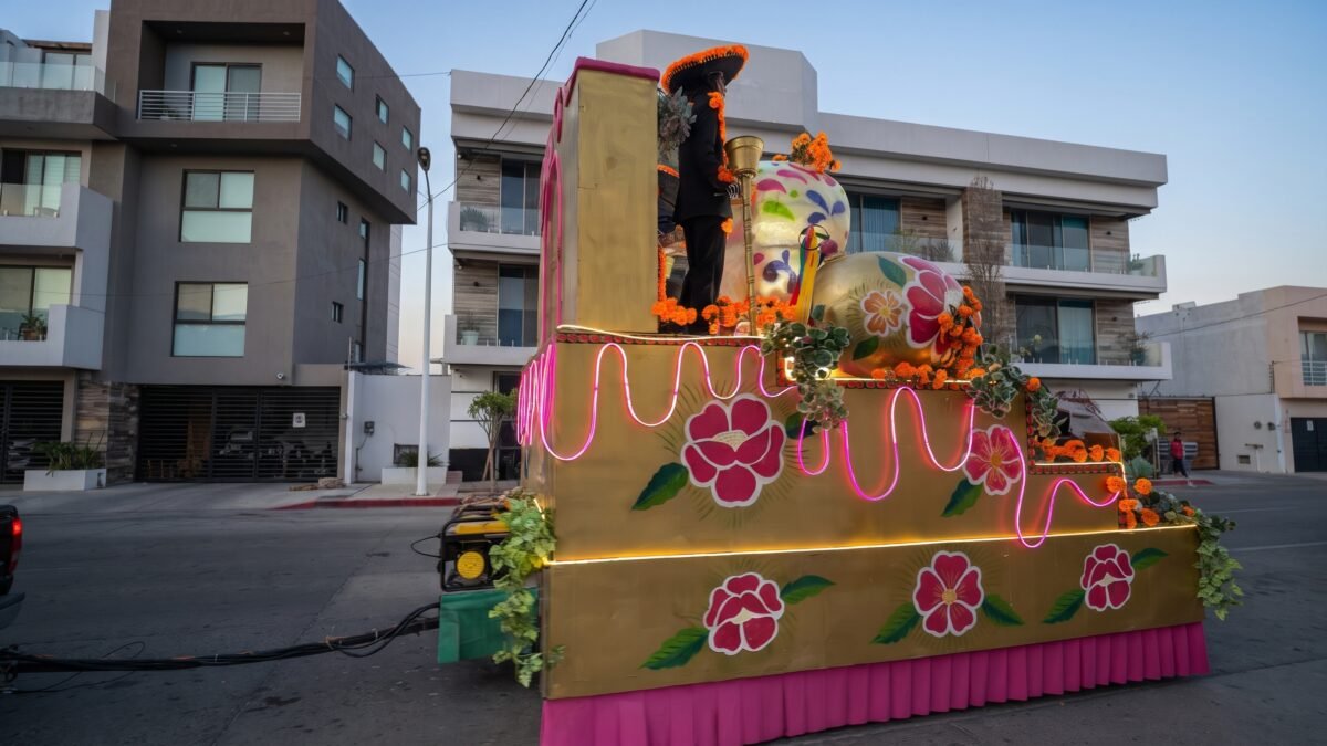 Desfilan Catrinas por la Avenida Central: Tuxtla se llena de flores y calaveras