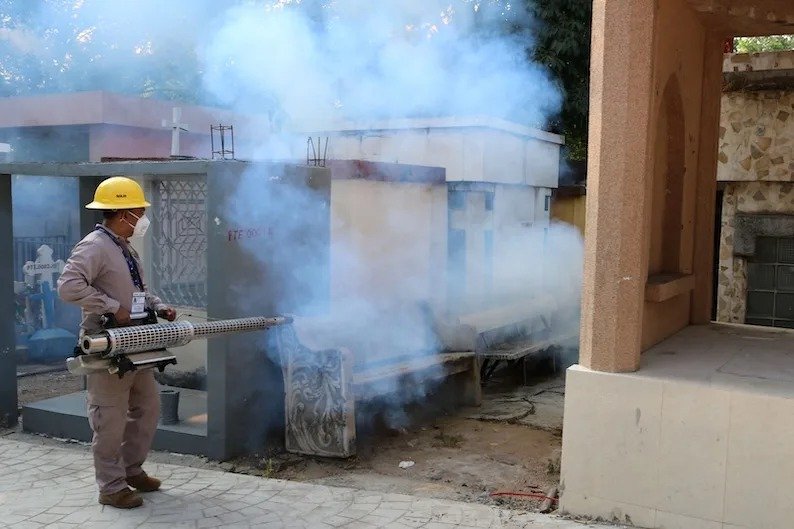 Despliegan 478 brigadistas en 250 panteones de Chiapas: agua no, arena sí contra el dengue