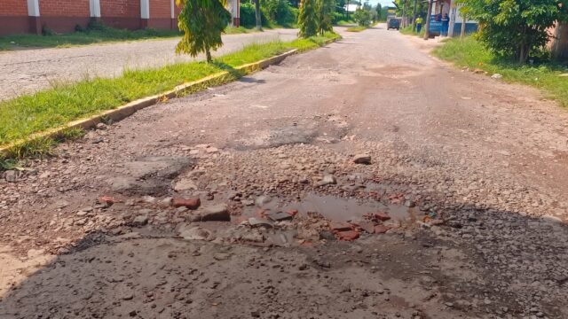 Destrozada y olvidada: carretera de Estación Tuzantán revienta llantas y amortiguadores