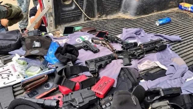 Detienen a cuatro hombres con armas y camioneta robada en aduana de Huixtla