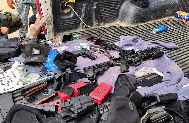 Detienen a cuatro hombres con armas y camioneta robada en aduana de Huixtla