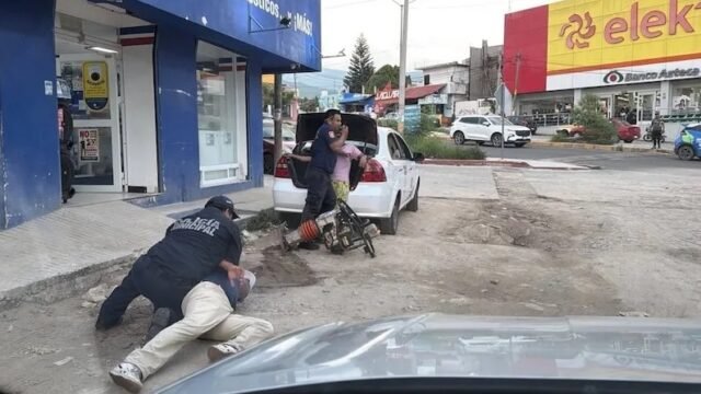 Detienen a dos hombres por intentar empeñar máquina robada en Tuxtla Gutiérrez