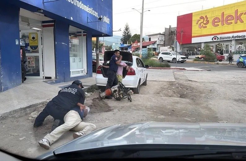 Detienen a dos hombres por intentar empeñar máquina robada en Tuxtla Gutiérrez