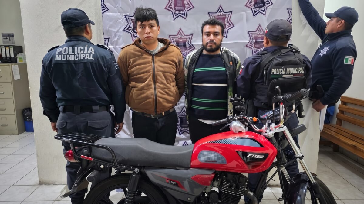 Detienen a dos hombres y recuperan motocicleta robada en San Cristóbal