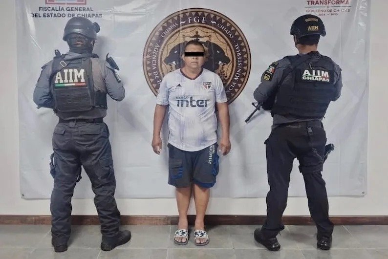 Detienen a policía municipal de Suchiapa por intervenir en casos de detenidos
