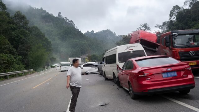 Difunden lista de lesionados por accidente en autopista a San Cristóbal y buscan a familiares