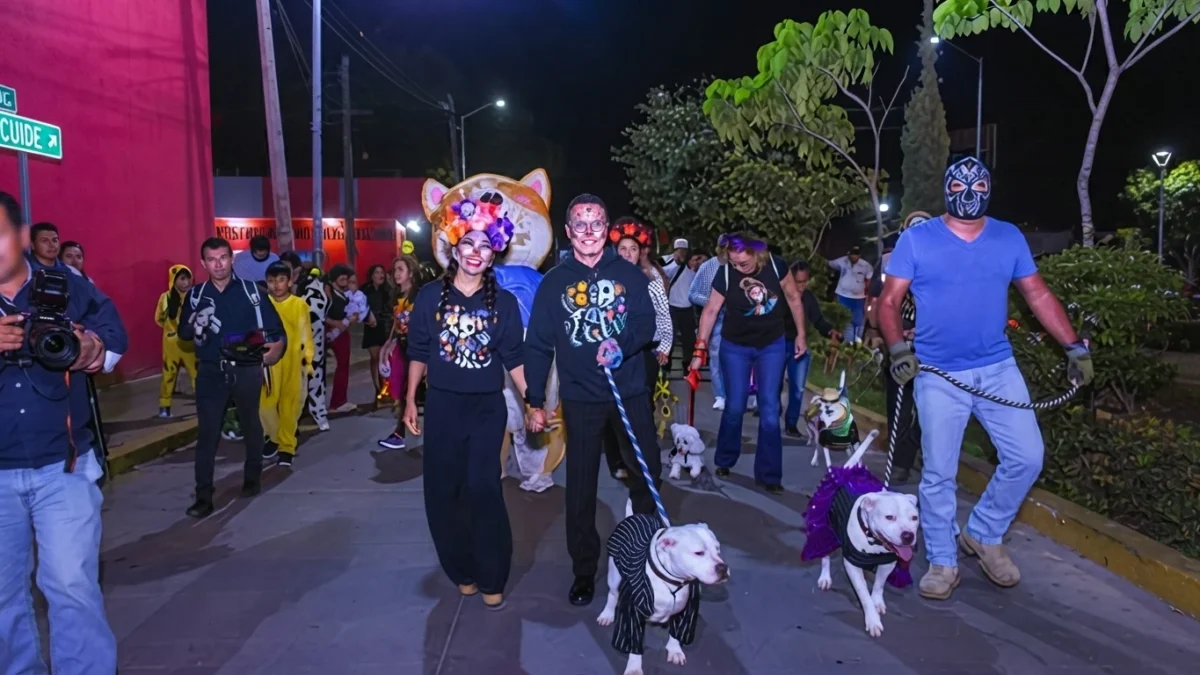 Disfrazados de catrinas y xolos: lomitos roban miradas en perripasarela de Berriozábal