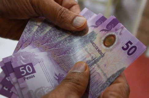 Dólar doblega al peso: cierra en 18.67 a horas del anuncio de la Fed