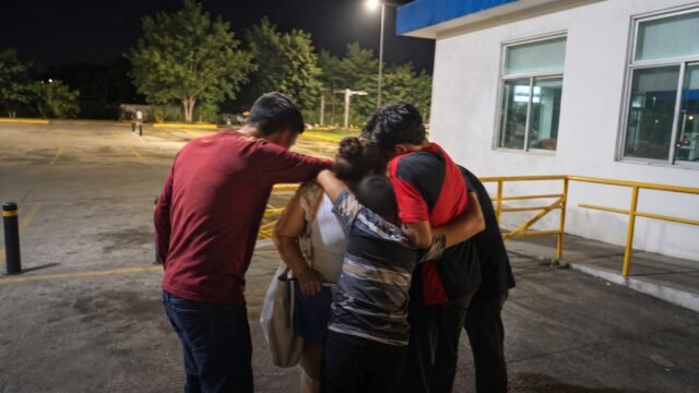 Doña Consuelo sale del Cereso Femenil tras siete meses detenida y se reencuentra con sus hijos