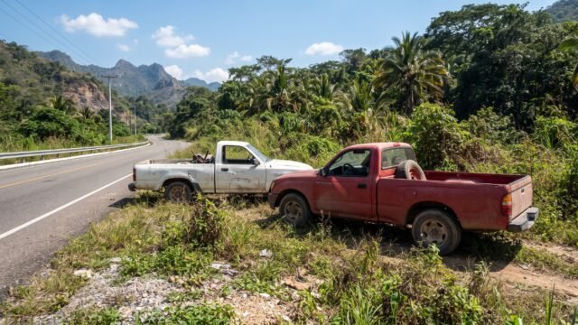Dos camionetas se salen del camino en tramo Cintalapa-Cárdenas; solo daños materiales