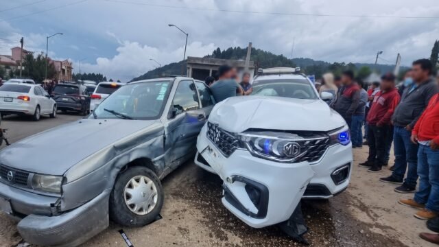 Dos choques en carretera San Cristóbal-Chamula dejan daños materiales
