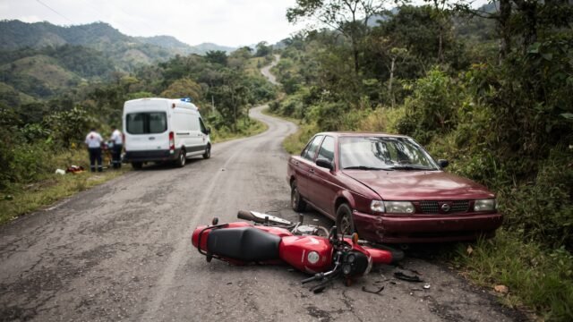 Dos motociclistas resultan lesionados tras chocar con auto en Tuxtla Chico