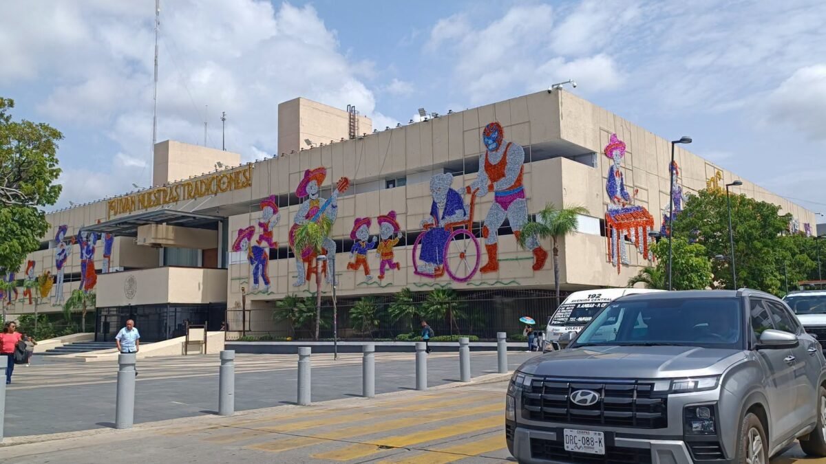 Edificio de gobierno de Chiapas luce decoración de Día de Muertos en su fachada