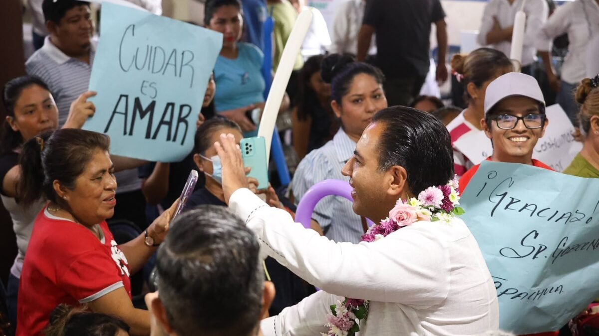 Eduardo Ramírez entrega apoyos del programa Cuidar es Amar en Tapachula