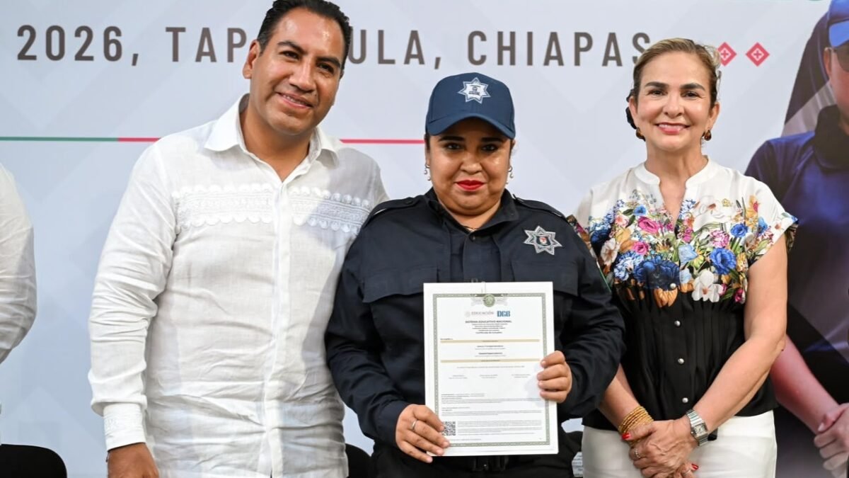 Eduardo Ramírez entrega certificados de bachillerato a policías de seis municipios en Tapachula