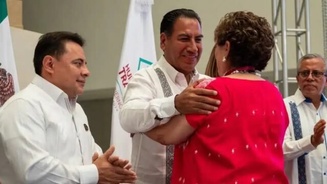 Eduardo Ramírez entrega medalla al mérito notarial Laura Martínez Chanona en Chiapas