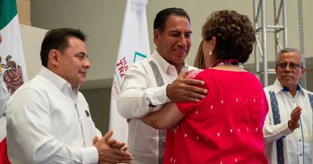 Eduardo Ramírez entrega medalla al mérito notarial Laura Martínez Chanona en Chiapas