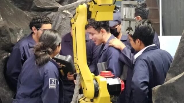 Egresados de ingeniería batallan por empleo ante falta de experiencia en Chiapas