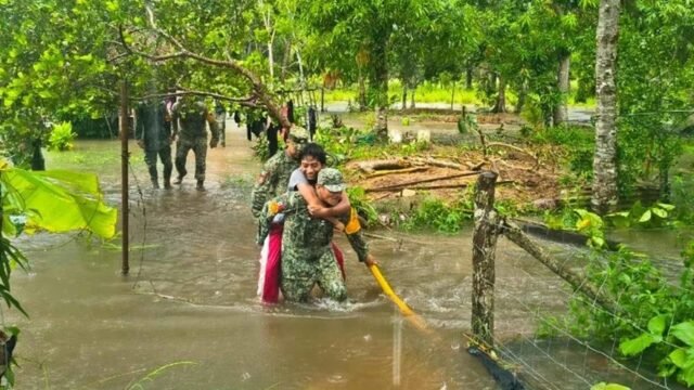 Ejército carga en brazos a vecinos: ríos desbordados mantienen activo el Plan DN-III-E en Veracruz