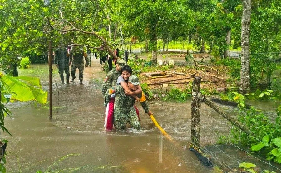 Ejército carga en brazos a vecinos: ríos desbordados mantienen activo el Plan DN-III-E en Veracruz
