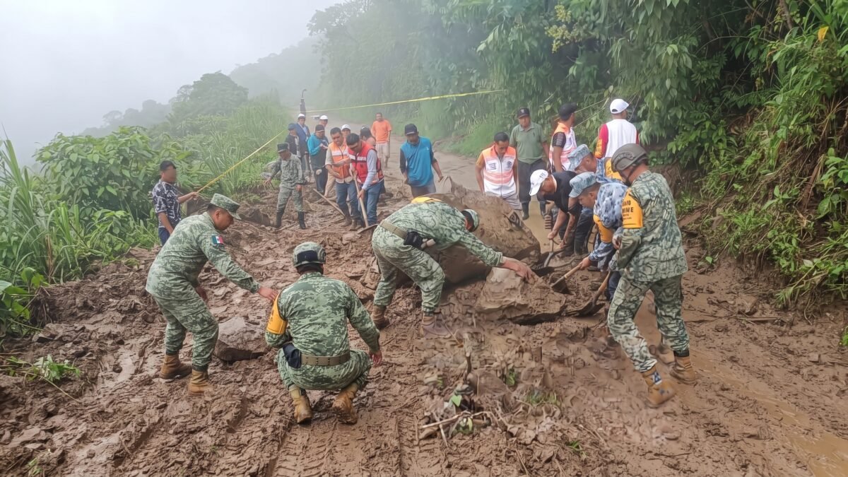 Ejército y Guardia Nacional retiran piedras y lodo para reabrir camino en Tila