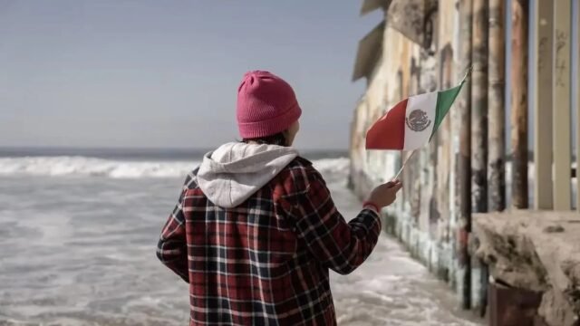 Embajada de Estados Unidos advierte contra caravanas migrantes y Trump dice que México pagó el muro