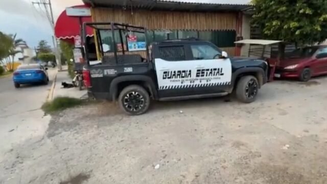 Encañonan a dueña de tienda de regalos y se pelan en moto en Comitán