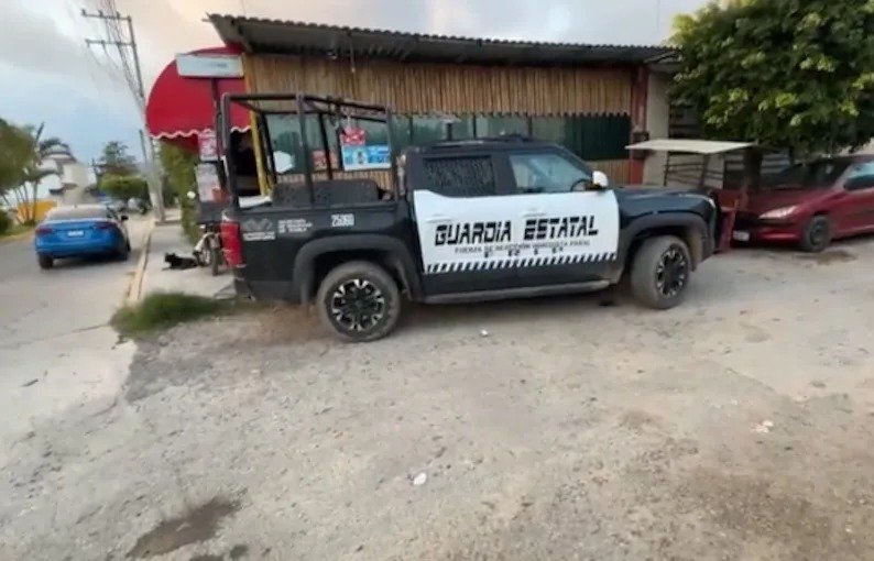 Encañonan a dueña de tienda de regalos y se pelan en moto en Comitán