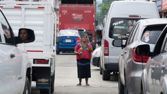 Entre autos y semáforos en rojo: madre e hija se ganan la vida con malabares en Terán